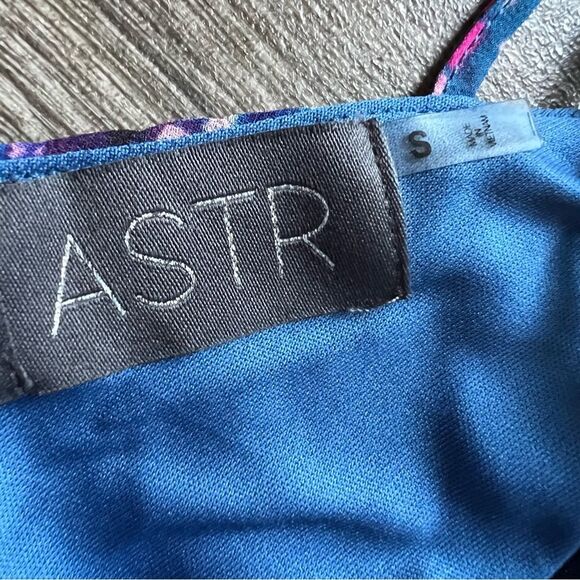 ASTR the Label Blue and Pink Geometric Handkerchief Midi Dress Womens size Small - Picture 4 of 10